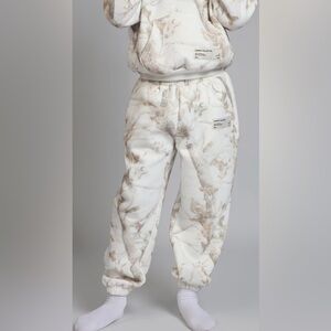 Comfrt White Oak camo sweats, kids XL. Fits a women’s XS/S, I’m 5’7 need longer